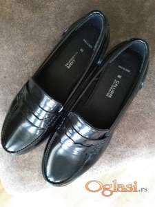 Lakovane crne mokasine