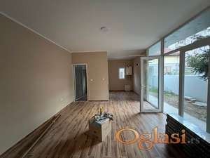 Kuća sa poćnim objektom u mirnoj ulici na Adamovićevom naselju