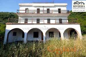 Trospratna kuca sa pogledom na more Petrovac