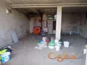 Odlična garaža sa većim spektrom namena idealna za magacin ili neki vid tihe delatnosti.