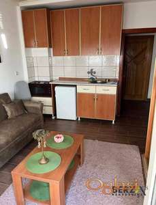  KOMPLETNO NAMEŠTENA GARSONJERA U ZMAJ JOVINOJ ULICI