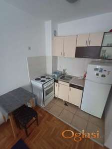 Odmah useljiva opremljena garsonjera- KOSTE RACINA