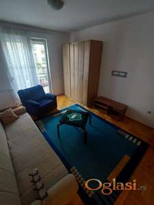 Odmah useljiva opremljena garsonjera- KOSTE RACINA