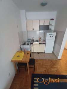 Odmah useljiva opremljena garsonjera- KOSTE RACINA