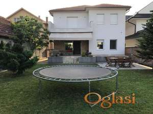 Izdaje se porodicna kuca u Zemunu