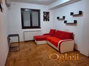 Izdajem jednoiposoban stan u centru Inđije