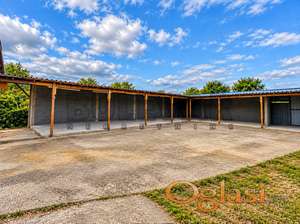 Izdaje se plac 30ari, sa zgradom 100m2 i nadstrešnicom 200m2
