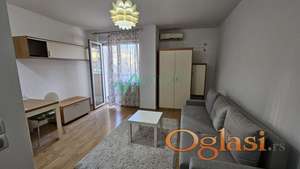 Novi Sad, Socijalno - Kompletno opremljena garsonjera sa parking mestom! 