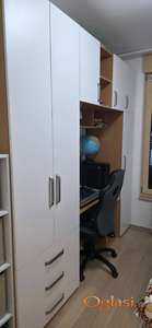 Ormar sa kompijuterskim stolom