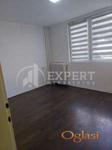 Izdaje se dvoiposoban stan u centru, 52m2, na trećem spratu