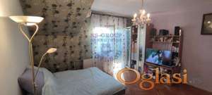 Povoljna garsonjera na drugom spratu.