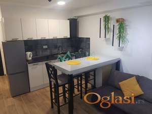 Izdaje se komforna, potpuno nova garsonjera na Adicama. 