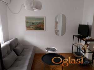 LEP JEDNOIPOSOBAN STAN KOD MEDICINSKE ŠKOLE, GRBAVICA