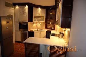 Izdaje se kompletno opremljen dvosoban stan – 52m² – dvorišna strana, II sprat