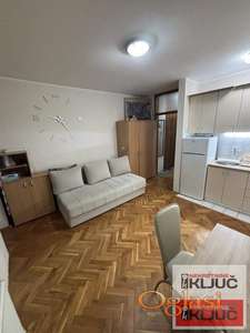 Garsonjera u centru Novog Sada, 25 m², 1. sprat