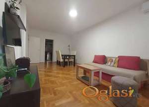  KOMFORAN, LEPO NAMEŠTEN DVOSOBAN STAN KOD SAJMA