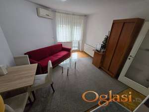 GRBAVICA , BLIZU PROMENADE, FAKULTETA, SPENSA, GARSONJERA SA PARKINGOM U DVORIŠTU ZA STANARE