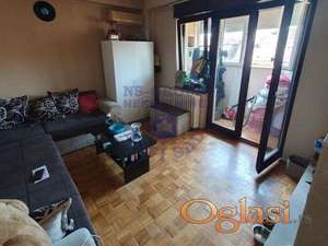 Jednosoban stan sa izdvojenom kuhinjom.