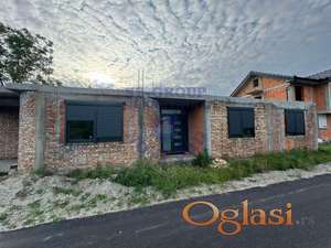 Plac sa započetom kućom na doboj lokaciji