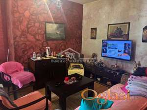 Petlovo brdo-centralni deo naselja,četvorosoban 86m2+terasa 9m2+dvorište ID#1460