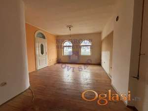 Spratna dvojna kuća na Adicama