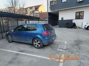 Na prodaju parking mesto u dvorištu zgrade na Podbari.