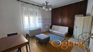 Izdaje se polunamešten dvorišni stan u neposrednoj blizini centra