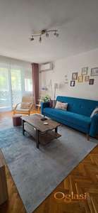 Investicija sa zaradom: Kompletno renoviran i opremljen apartman u centru Vrdnika (Ocena 9,3 na Booking-u)
