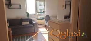  ODLIČNA PET FRIENDLY GARSONJERA SA GARAZOM - GRBAVICA