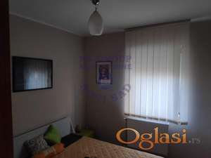 Trosoban opremljen stan u mirnom delu Adica