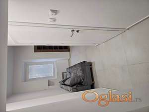 Kompletno renovirana nameštena garsonjera sa podnim grejanjem i plaćenim troškovima