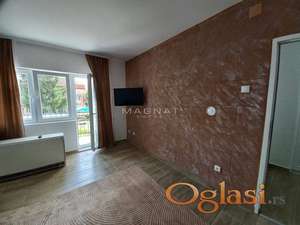 Stan u zgradi, renoviran, sa dvorištem ID#5689
