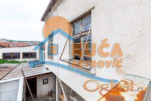 Stambeno - poslovna  zgrada  za  adaptaciju, centar, plac 490 m2, pod objektom  438 m2