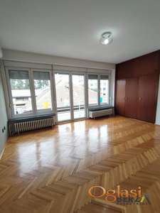  POSLOVNI PROSTOR OD 250 M2 SA DVORIŠTEM I PARKINGOM U CENTRU NOVOG SADA