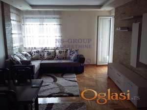 Izdaje se lep dvoiposoban stan na Novoj Detelinari