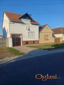 Spratna kuća sa dvorišteem i garažom