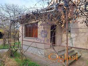 Na prodaju lepa, komfortna kuca u Stepanovicevu.