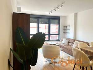 Neuseljavan 2.5 stan sa garažnim parking mestom