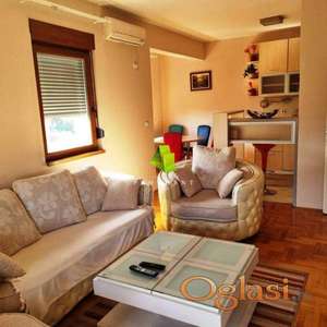 Lep jednoiposoban stan sa parkingom kod Doma zdravlja ID#7091