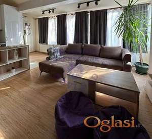 Izdaje se luksuzno opremljen jednosoban stan u samom srcu pešačke zone u Novom Sadu.