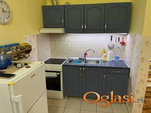 NAMESTEN JEDNOIPOSOBAN STAN U CENTRU, ZELEZNICKA