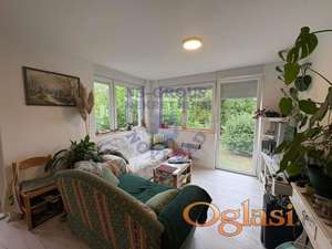 Na prodaju je kuća površine 54 m² sa spratom iste kvadrature koji je u sirovoj fazi, na velikom i uređenom placu od 1464 m² u Sremskoj Kamenici.