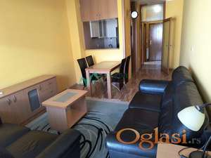 Kompletno opremljen, odmah useljiv stan na atraktivnoj lokaciji