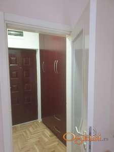 Izdaje se kompletno opremljena garsonjera na Bulevaru Evrope – preko puta hotela Sheraton