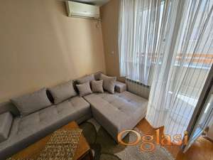 Namešten, jednoiposoban, useljiv