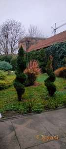 Prodajem kuću u Glavnoj ulici u Rumi sa dva lokala