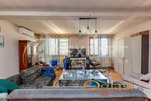 Izdaje se namešten dvoiposoban stan u kući preko puta Grčke ambasade, 120m2