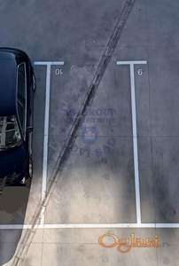 Parking mesto u dvorištu zgrade - Grbavica