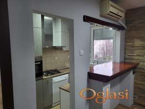 Izdaje se kompletno namešten trosoban stan 68m²