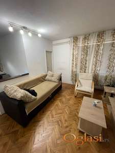 Dvoiposoban namešten dvorišni stan u centru